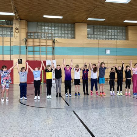 Die Kinder der Grundschule beim Seilspringen