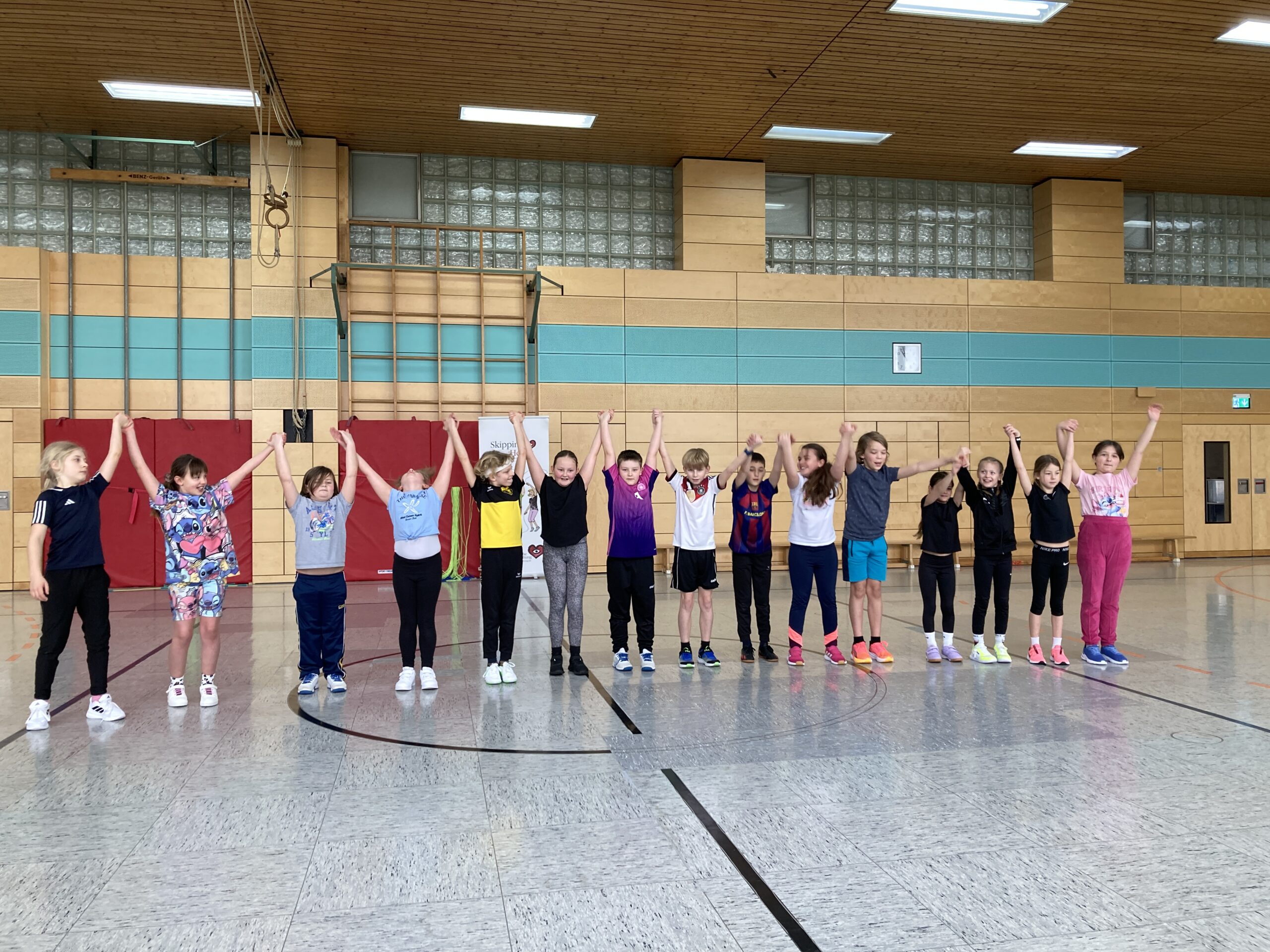 Die Kinder der Grundschule beim Seilspringen